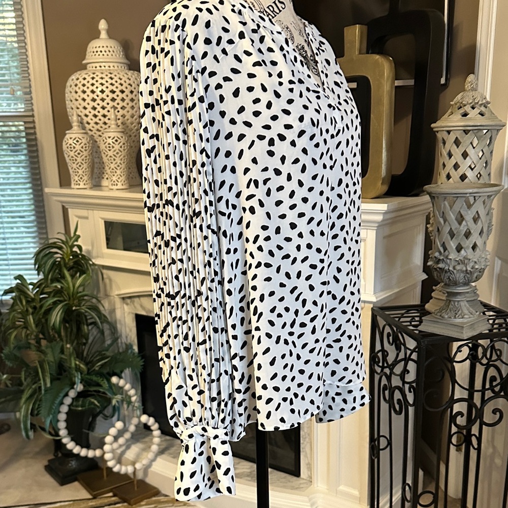 Carolina Belle Black and White Patterned Blouse - Picture 2 of 5